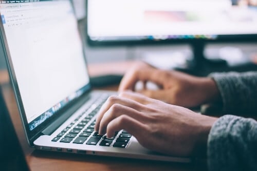 8-business-blogging-tactics-to-generate-more-sales-man-blogging-clio-websites