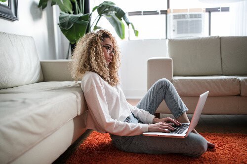 calgary-online-calgary-marketing-consultant-woman-using-computer