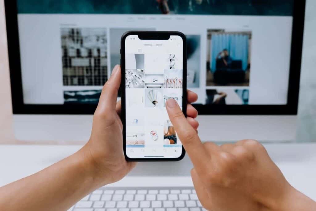 how-to-add-a-wordpress-instagram-feed-smartphone-user-picture