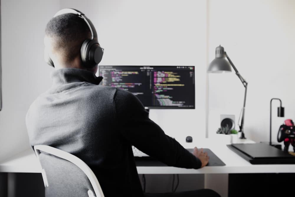 questions-to-ask-freelance-developers-man-working-on-desktop